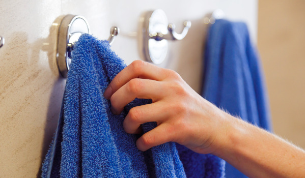 Onde é melhor colar ganchos não invasivos?