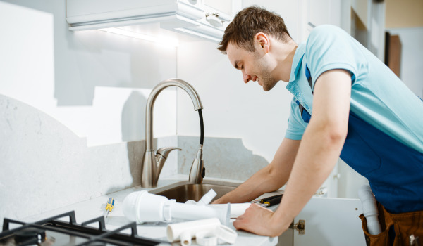 Como substituir a tampa do lavatório?