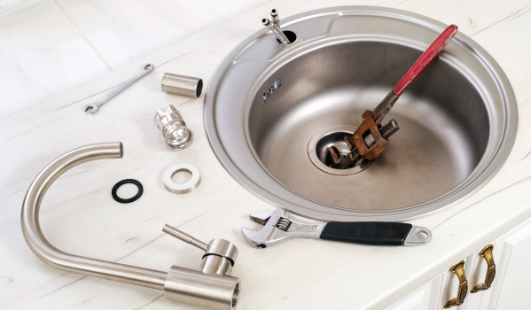 Como desentupir o tampão do lavatório?