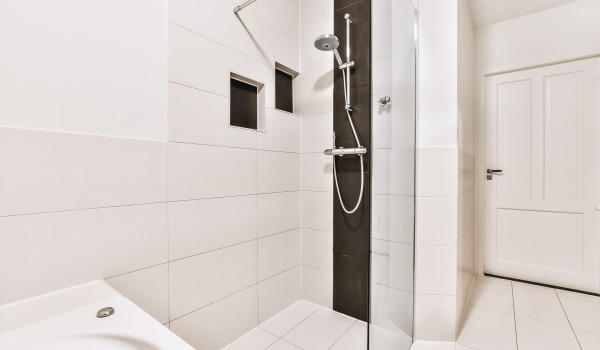 Vantagens e desvantagens dos conjuntos de duche deslizantes