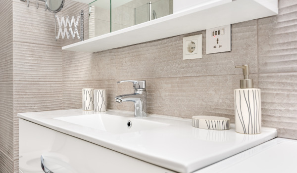 Onde pendurar prateleiras de casa de banho?