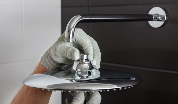 Como instalar um chuveiro de teto?