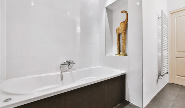 Como revestir uma banheira retangular?