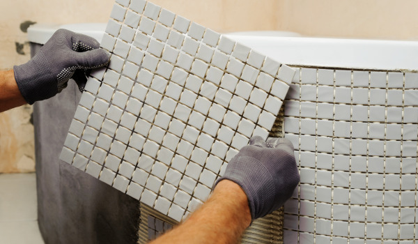 Como revestir uma banheira de canto?