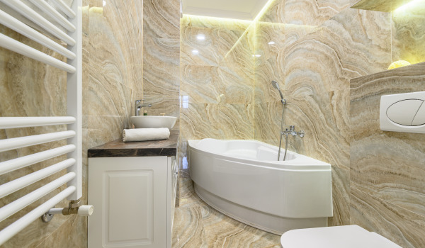 Que tipo de revestimento escolher para uma banheira de canto?